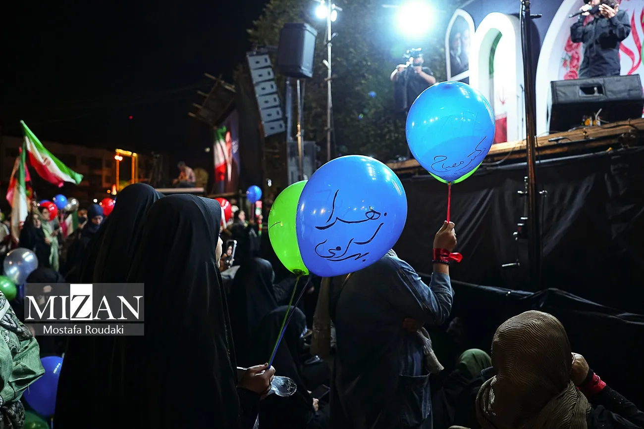 تجمع شبانه تهرانی‌ها به یاد ۱۶۸ شهید دانش آموز میناب