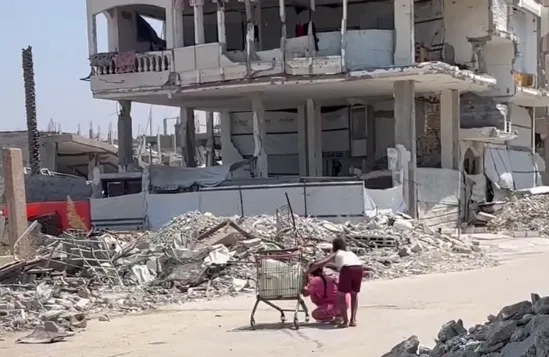دو کودک فلسطینی در محاصره آتش؛ تلاش برای زنده ماندن