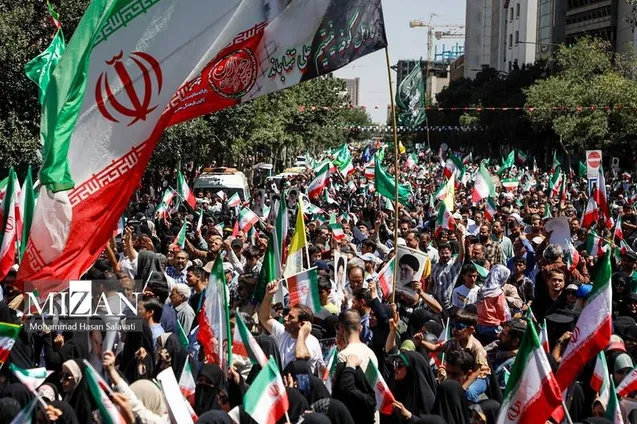 رزمایش و اجتماع بزرگ «مردم جان‌فدای ایران»/ حضور گسترده مردم در مسیرهای منتهی به میدان انقلاب