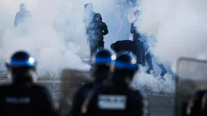 اسکای‌نیوز: دست یک دانش‌آموز فرانسوی بر اثر خشونت پلیس در جریان اعتراض‌ها قطع شد