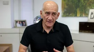 Olmert: We must stop the war and withdraw from Gaza