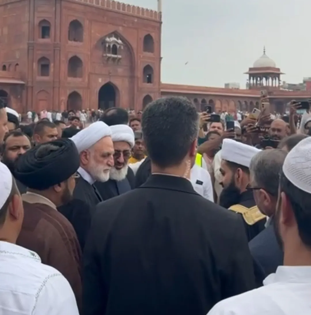 حضور حجت‌الاسلام والمسلمین محسنی‌ اژه‌ای در نماز جمعه دهلی در میان استقبال نمازگزاران