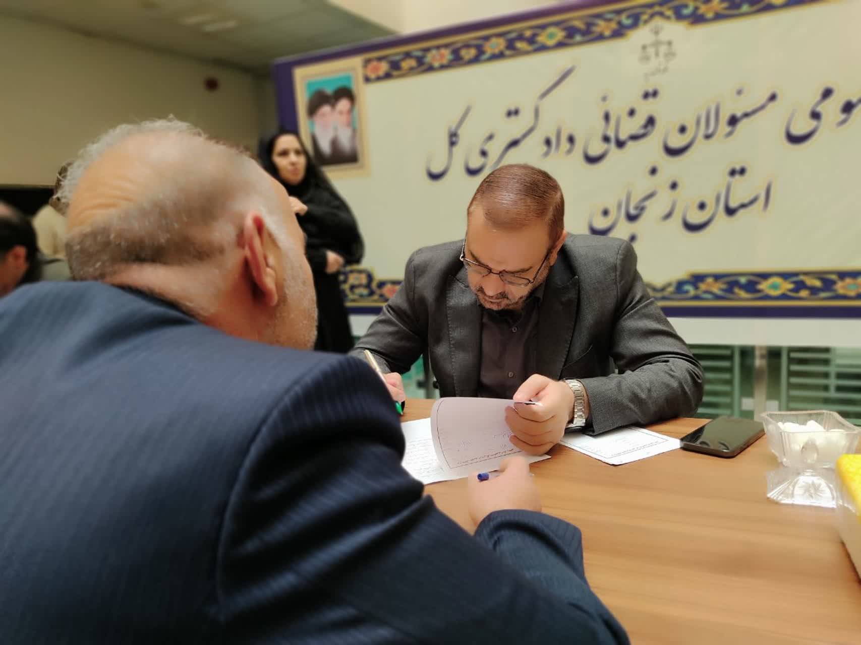 دیدار مردمی رئیس کل دادگستری زنجان رئیس کل دادگستری زنجان به درخواست ۲۲۰ نفر از مراجعان در دیدار مردمی رسیدگی کرد