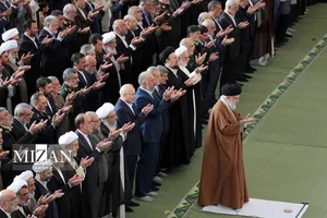 پنجره متفاوتی به اقامه نماز و اشک‌های رهبر انقلاب هنگام قرائت دعای قنوت عید سعید فطر