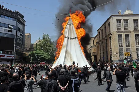 مراسم خیمه‌سوزان ظهر عاشورا در چهارراه گلوبندک تهران