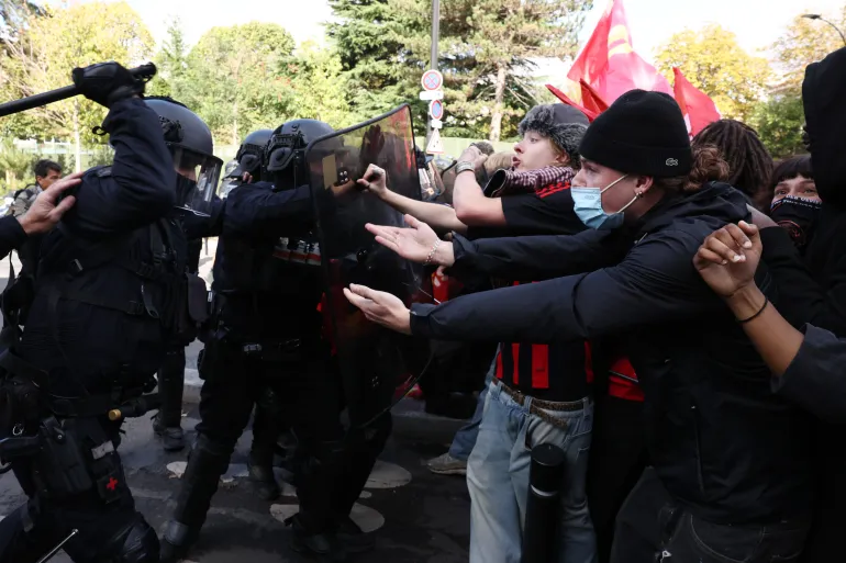 تعطیلی بیش از ۴۰۰ مدرسه درپی تداوم اعتراضهای دانشآموزی در فرانسه؛ بالا گرفتن انتقادها از خشونت پلیس تعطیلی بیش از ۴۰۰ مدرسه درپی تداوم اعتراضهای دانشآموزی در فرانسه؛ بالا گرفتن انتقادها از خشونت پلیس