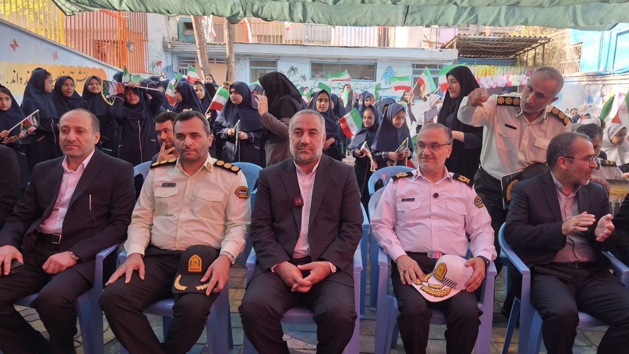 رئیس سازمان زندانها دختر شهید حسین یاوریاد را تا مدرسه بدرقه کرد رئیس سازمان زندانها دختر شهید حسین یاوریاد را تا مدرسه بدرقه کرد