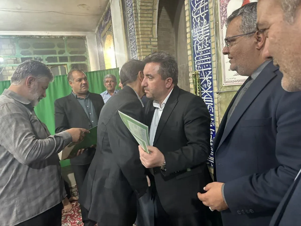 سنددار شدن اراضی بنادک سادات با حضور رئیس سازمان ثبت؛ برپایی میز خدمت برای رفع مشکلات ثبتی روستاییان