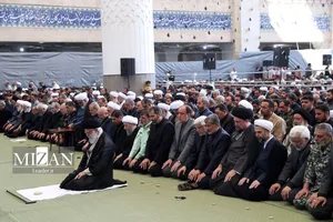 آرامش و طمانینه در اقامه نماز، مستحبات و تبرک جستن حضرت آیت‌الله خامنه‌ای به تربت سیدالشهداء علیه‌السلام پس از پایان نماز جمعه نصر