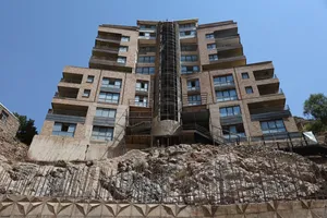 فیلم | آغاز تخریب ساختمان ۱۰ طبقه غیرمجاز در پلاک ۲۰ میگون با حکم قاطع دستگاه قضایی