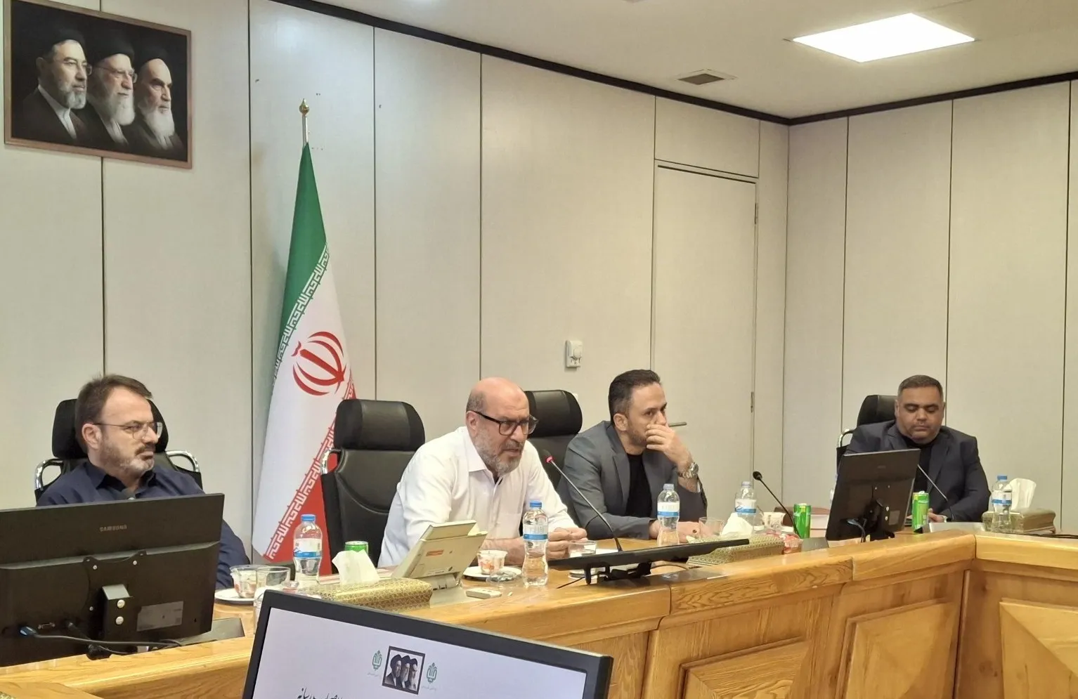 دهقان: فعالیت‌های اقتصادی را بر حوزه‌هایی متمرکز می‌کنیم که رقیب بخش خصوصی نباشد / بنیاد مستضعفان مالیات خود را پرداخت و بدهی‌ای به دولت ندارد