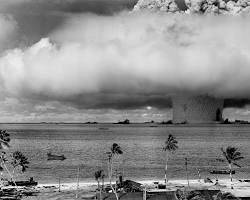 آزمایش زیرآبی «بیکر» در قالب عملیات متقاطع (Operation Crossroads) در ژوئیه ۱۹۴۶ در آبهای جزایر مارشال که منجر به تشکیل قارچ هستهای عظیم و آلودگی شدید رادیواکتیو شد. میراث مرگبار آزمایشهای هستهای غرب؛ فاجعه انسانی تا نادیده گرفتن حقوق بشر