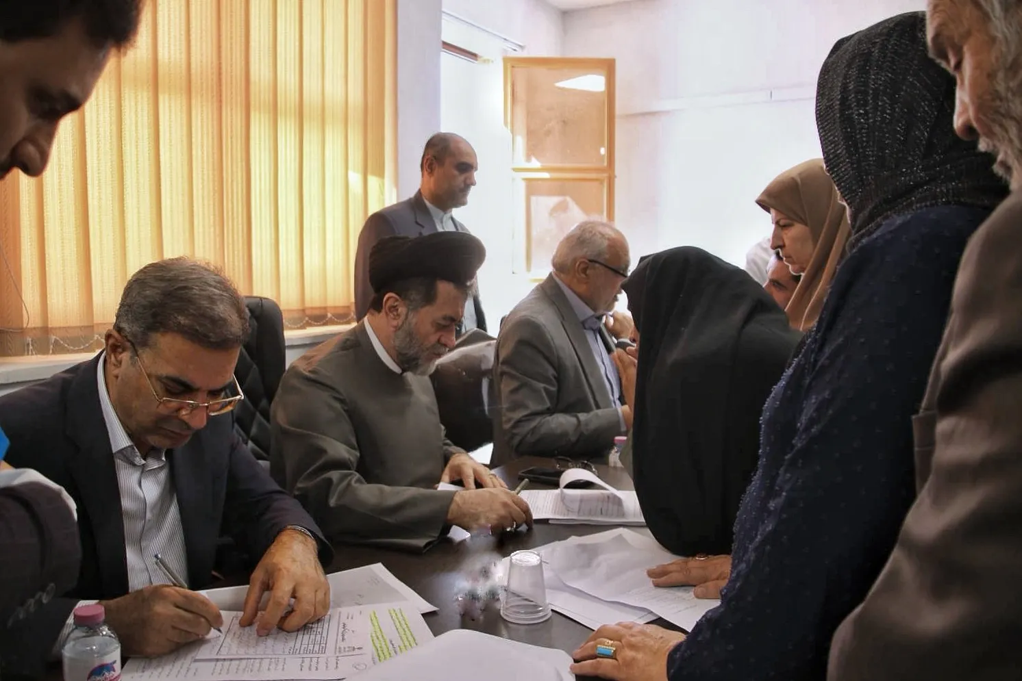رسیدگی به مشکلات حقوقی ۱۲۷ تن از شهروندان در ملاقات مردمی مسئولان قضایی فارس در مجتمع دادگاه‌های خانواده شیراز