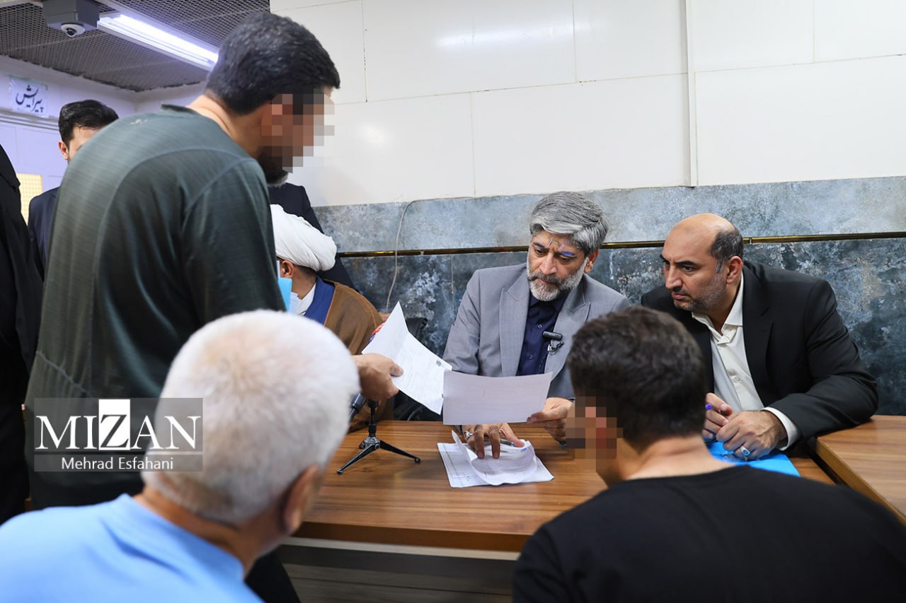 بازدید ۴ ساعته رئیس کل دادگستری استان تهران از زندان تهران بزرگ/ تماس عتباتی با سرپرست یک دادسرا برای پیگیری پرونده یک زندانی جوان/ عتباتی: زندان پایان مسیر نیست