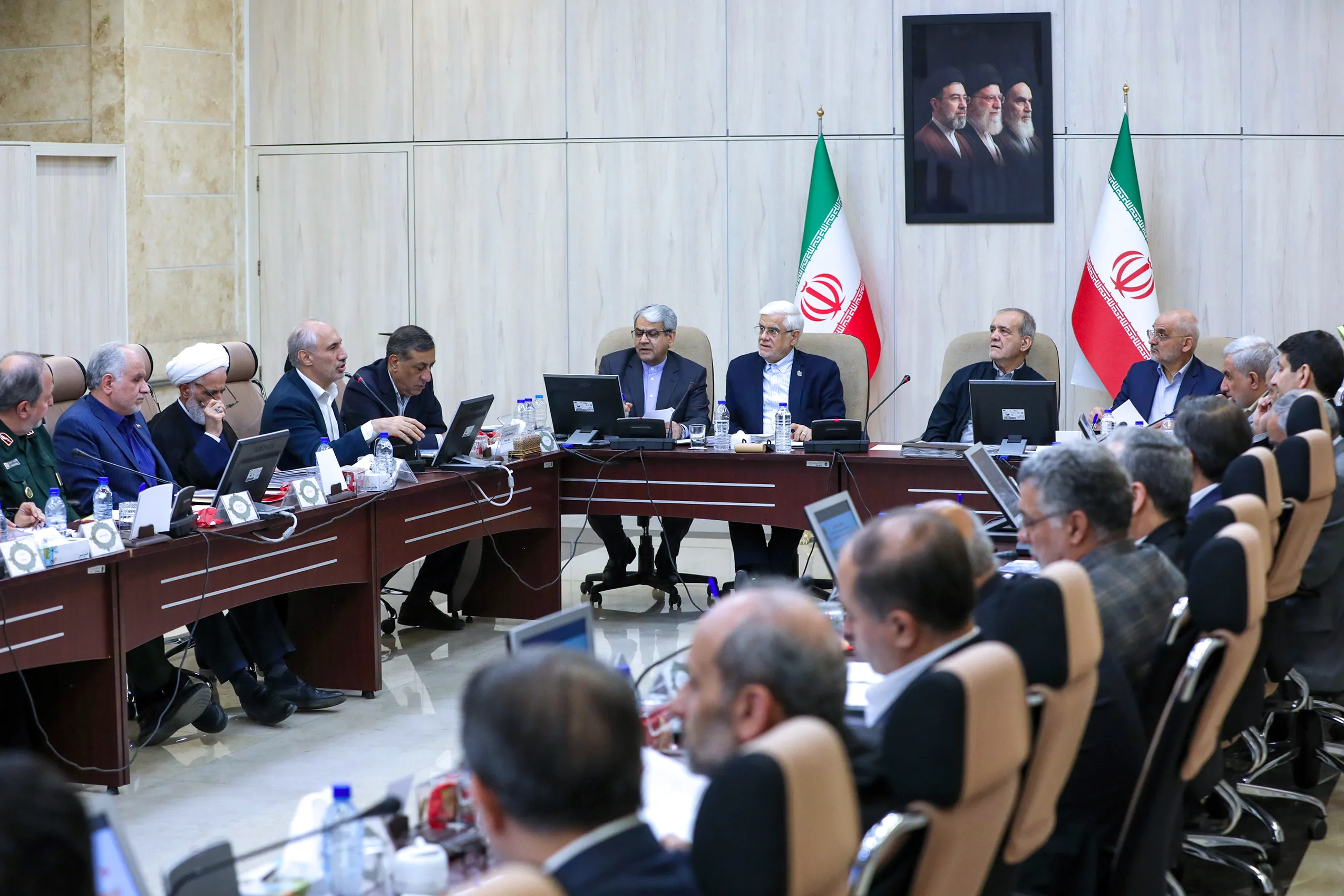 پزشکیان: دستگاه‌های دولتی یک روز در هفته را به عنوان «روز بدون خودرو» تعیین کنند/ توسعه دورکاری و کاهش سفر‌های غیرضروری باید مورد توجه دستگاه‌های اجرایی قرار گیرد