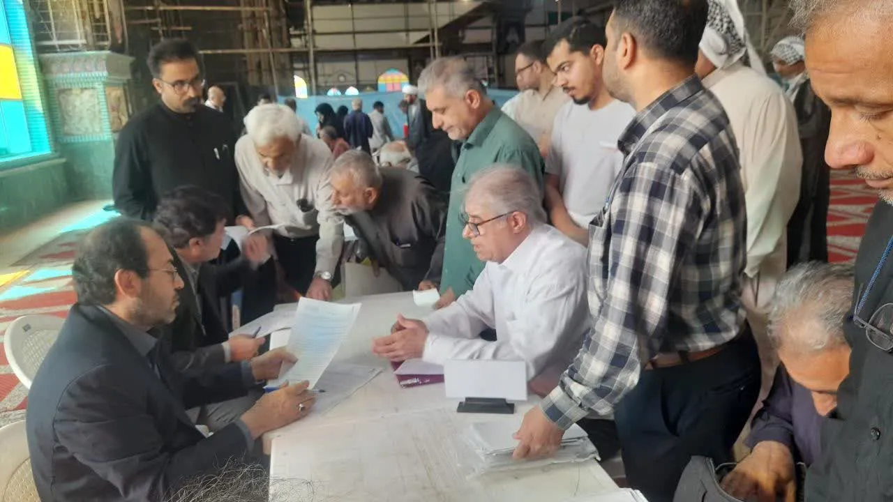 دیدار چهره به چهره مسئولان قضایی خوزستان با نمازگزاران اهوازی و رسیدگی به درخواست‌های ۴۸ نفر از مراجعان