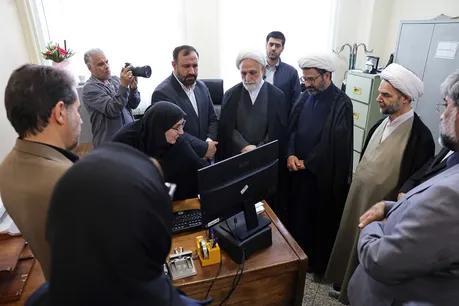 حضور رئیس قوه قضاییه در چند شعبه قضایی و نظارت بر روند پذیرش هوشمند وثایق و کفالت‌ها