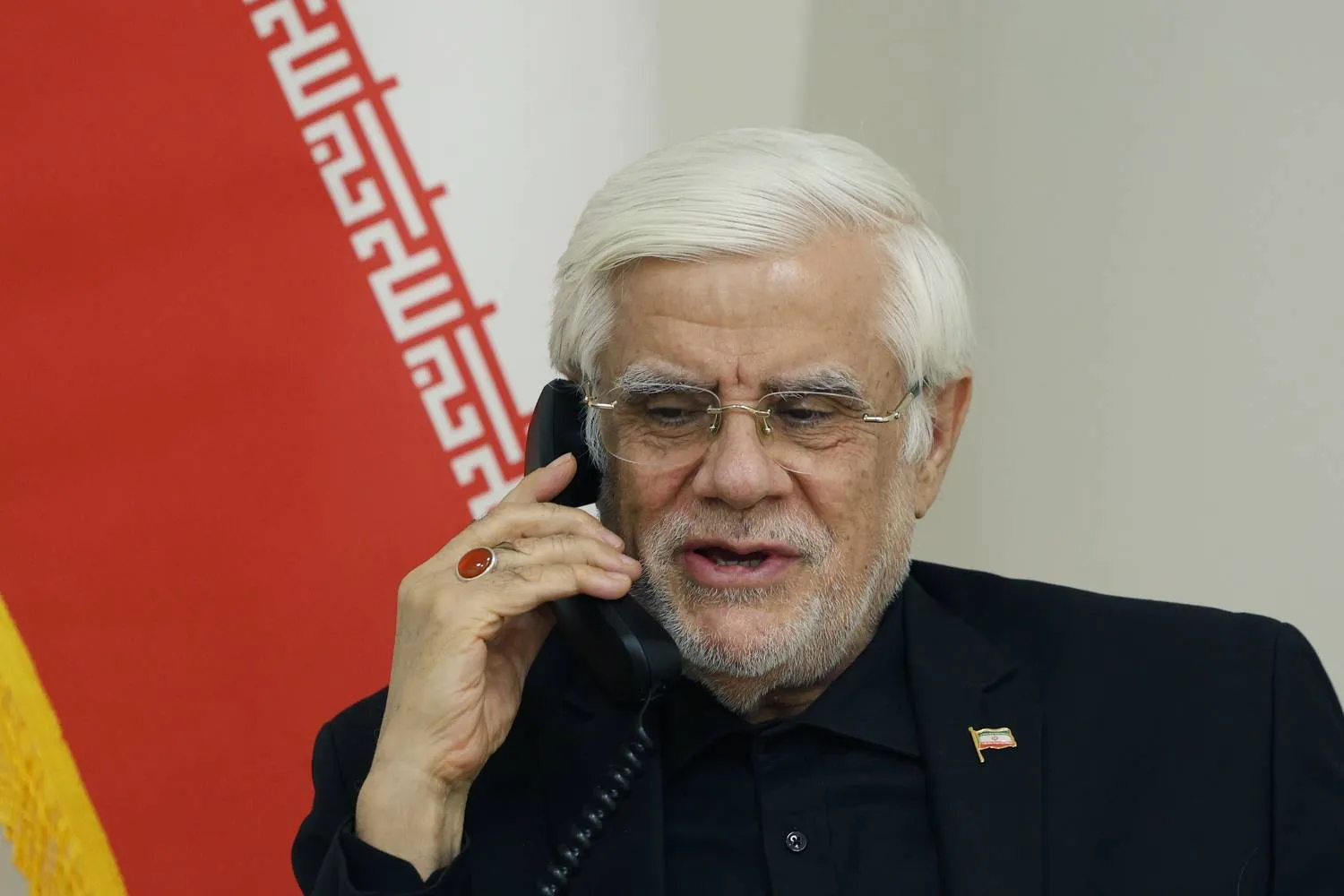 گفت‌و‌گوی تلفنی عارف با مسئولان ملی و استانی ستاد اربعین در مرز مهران