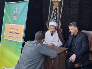 رئیس کل دادگستری استان و دادستان مرکز خراسان رضوی در میز خدمت قضایی به درخواست‌های حقوقی مراجعان رسیدگی کردند