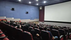 «لباس شخصی» و «سفینه نجات» روی پرده رفتند/ کودکان مهمان سینما شدند