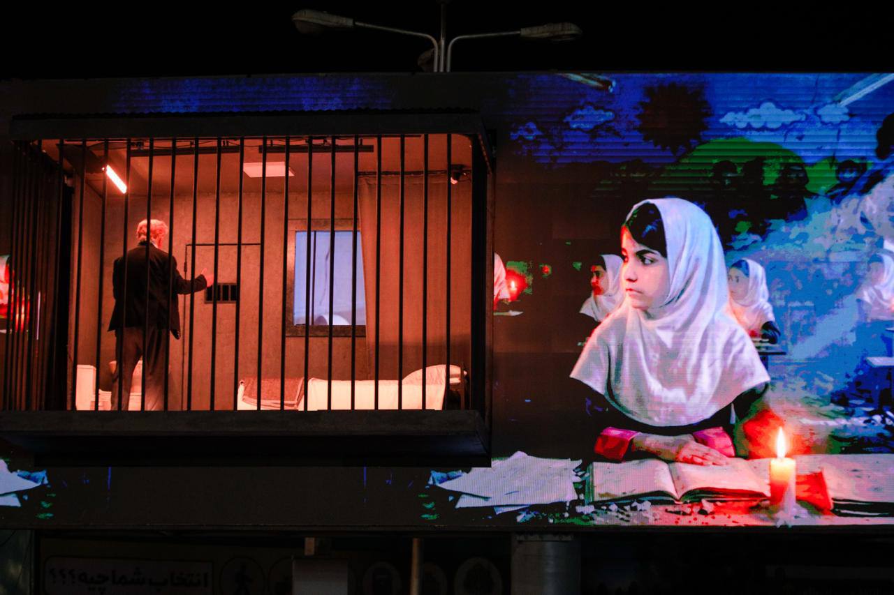 بازخوانی «صحنههایی که ندیدن آن جرم است» در میدان تجریش بازخوانی «صحنههایی که ندیدن آن جرم است» در میدان تجریش