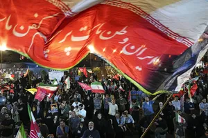 تجمع شبانه تهرانی‌ها به یاد ۱۶۸ شهید دانش آموز میناب