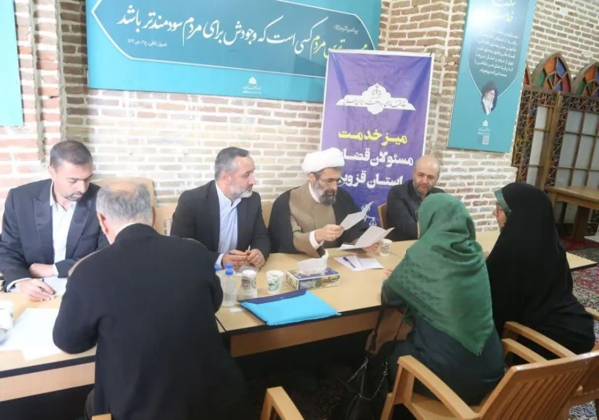 میز خدمت قضایی در نماز جمعه قزوین؛ پاسخگویی چهره‌به‌چهره مسئولان قضایی به نمازگزاران