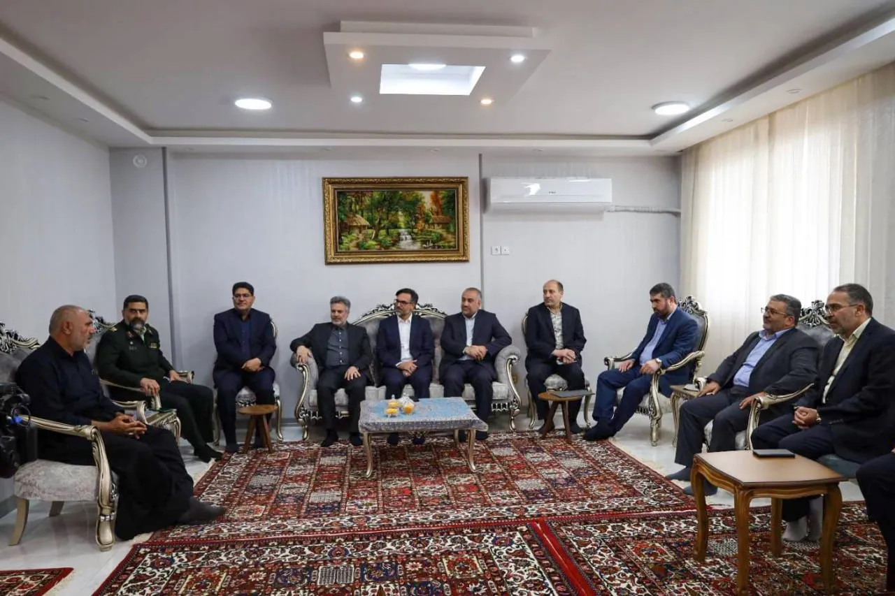 تجلیل رئیس سازمان زندان‌ها از خانواده «شهیدان اکبری» در چهارمحال و بختیاری