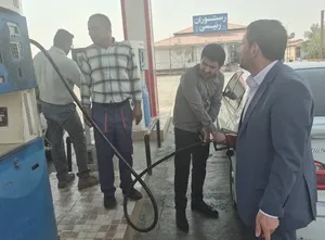 رئیس کل دادگستری بوشهر برای رفع مشکل سوخت مردم از جایگاه بین‌راهی گنجور کاکی بازدید کرد