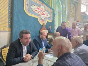 رئیس سازمان ثبت اسناد در مسجد سیدالساجدین تهران پاسخگوی مسائل ثبتی مردم شد