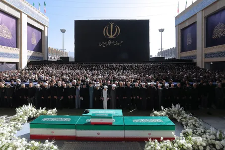 مراسم اقامه نماز بر پیکر مطهر امام مجاهد شهید حضرت آیت‌الله العظمی سیدعلی خامنه‌ای و شهدای خانواده ایشان