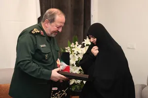 دیدار سرپرست وزارت دفاع با خانواده شهدای جنگ رمضان