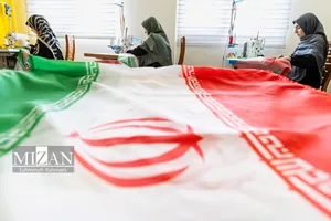 اهتزاز بزرگترین پرچم جمهوری اسلامی ایران در تپه‌های عباس آباد