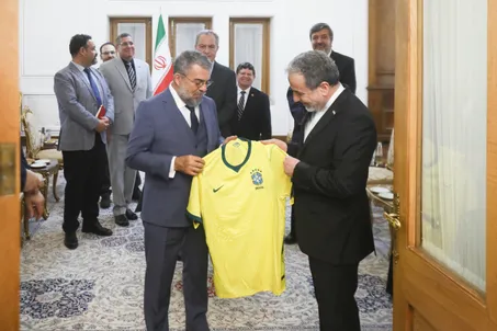 نشست وزیر امورخارجه با سفرا و روسای نمایندگی‌های خارجی و بین‌المللی