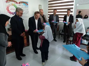 ۵۰ بسته نوشت‌افزار بین دانش‌آموزان نیازمند بروجرد توزیع شد