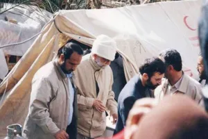 گوشه‌هایی از سفر رهبر انقلاب به کرمان پس از زلزله دی ماه ۱۳۸۲ شهر بم