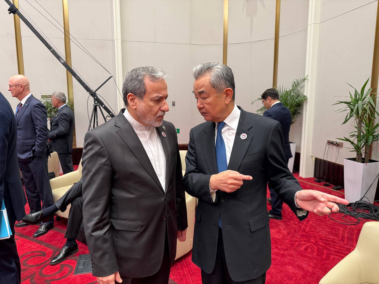 رایزنی عراقچی با وزیران خارجه چین و پاکستان رایزنی عراقچی با وزیران خارجه چین و پاکستان