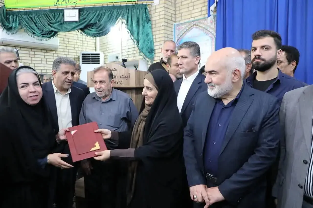 اسناد مالکیت ۲۴۰ واحد مسکونی کوی بلوکی‌ها بندر امام خمینی (ره) به ساکنان واگذار شد