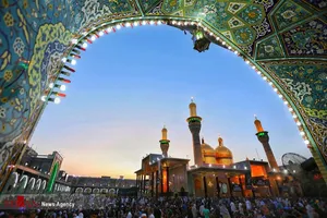 خدمت‌رسانی خادمان حرم مطهر رضوی در کاظمین