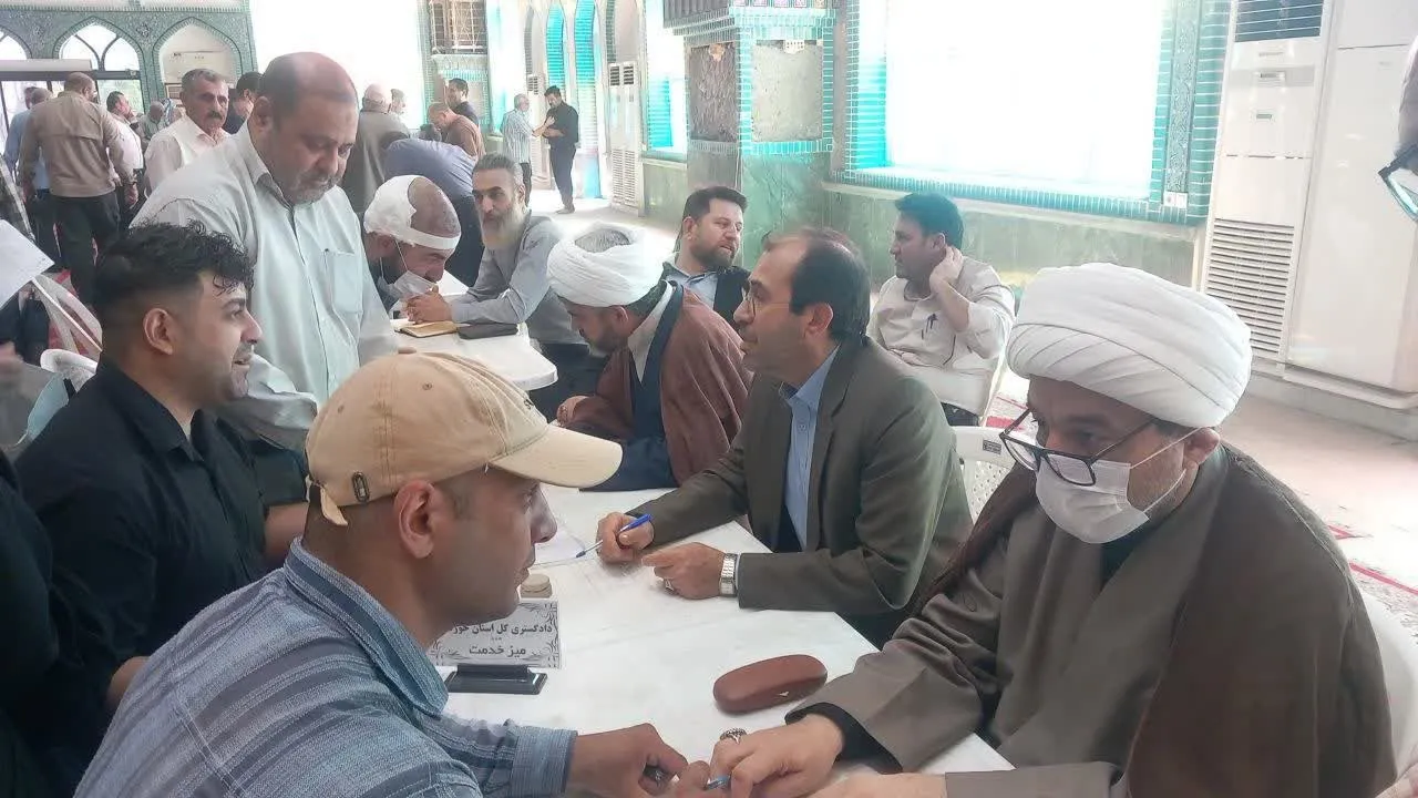 تداوم نهضت خدمت‌رسانی قضایی در خوزستان/ مسئولان ارشد دادگستری استان پس از اقامه نماز جمعه اهواز پای صحبت مردم نشستند