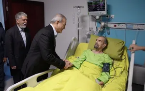 در آستانه روز شعر و ادب فارسی؛ پزشکیان به عیادت موسوی گرمارودی رفت