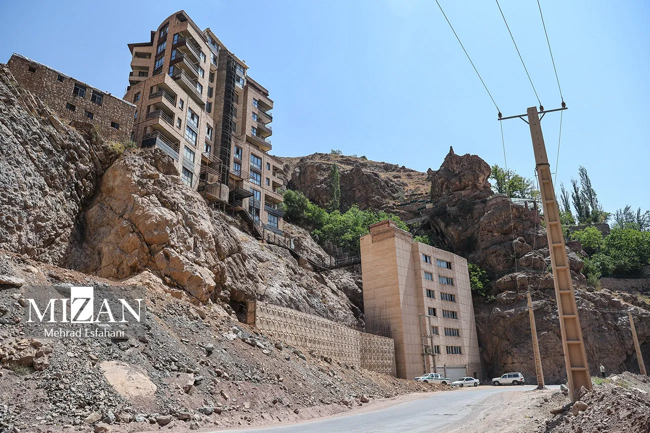 آغاز تخریب ساختمان ۱۰ طبقه غیرمجاز در پلاک ۲۰ میگون