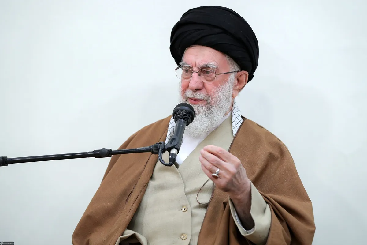 تجلیل رهبر معظم انقلاب از برنامه&zwnj;های قرآنی ماه مبارک رمضان؛ بایستی مفاهیم قرآن را که دریای عظیمی است، بین مردم و خوانندگان قرآن رواج بدهیم
