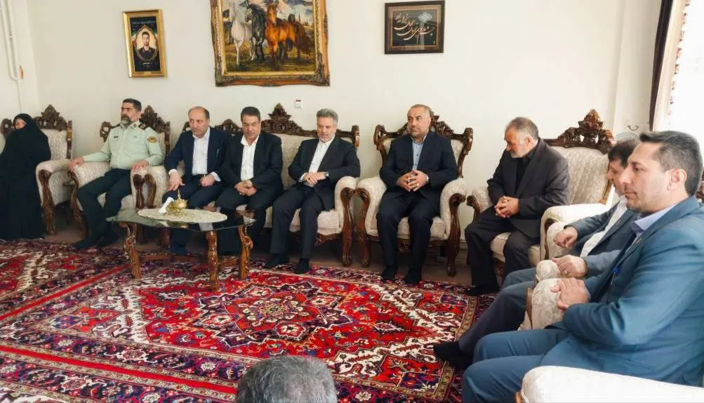دیدار رئیس سازمان زندان‌ها با خانواده شهید داود نامی در شهرستان تبریز