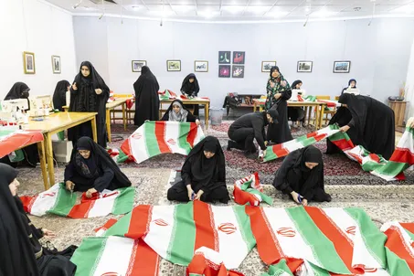 گالری عکس دیروز،  کارگاه پرچم امروز