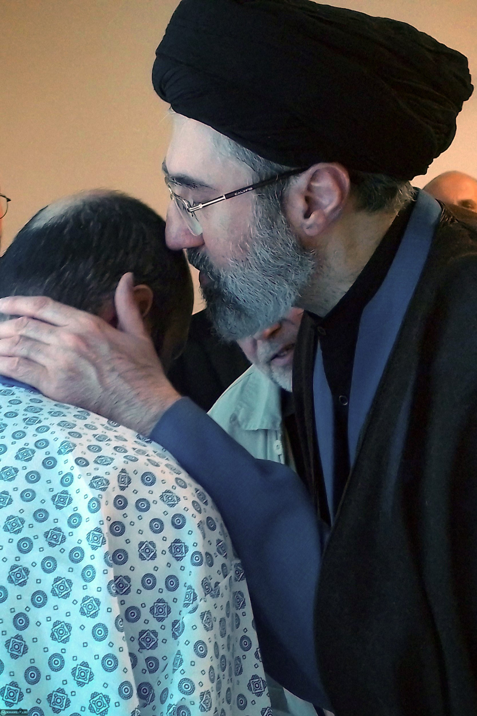 روایتی از عیادت فرزندان رهبر انقلاب از مجروحان مقاومت لبنان که به ایران اعزام شدند/ مترجم درست انتخاب کرده بود؛ من اشتباه کردم! روایتی از عیادت فرزندان رهبر انقلاب از مجروحان مقاومت لبنان که به ایران اعزام شدند/ مترجم درست انتخاب کرده بود؛ من اشتباه کردم!