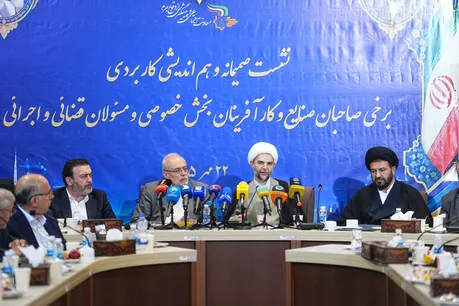 نشست هم‌اندیشی صنعتگران و صاحبان مشاغل منتخب سراسر کشور