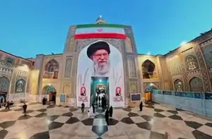 کتیبه جدید تصویر رهبر شهید در ایوان ساعت حرم امام رضا (ع) نصب شد