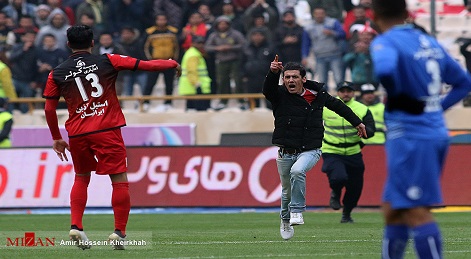 لحظه حضور یکی از هوادار فوتبالی دربی 84 به زمین بازی + عکس لحظه حضور یکی از هوادار فوتبالی دربی 84 به زمین بازی + عکس