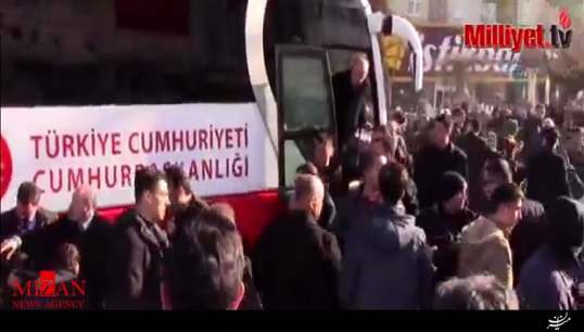 اتوبوس اردوغان محافظ او را زیر گرفت + فیلم اتوبوس اردوغان محافظ او را زیر گرفت + فیلم